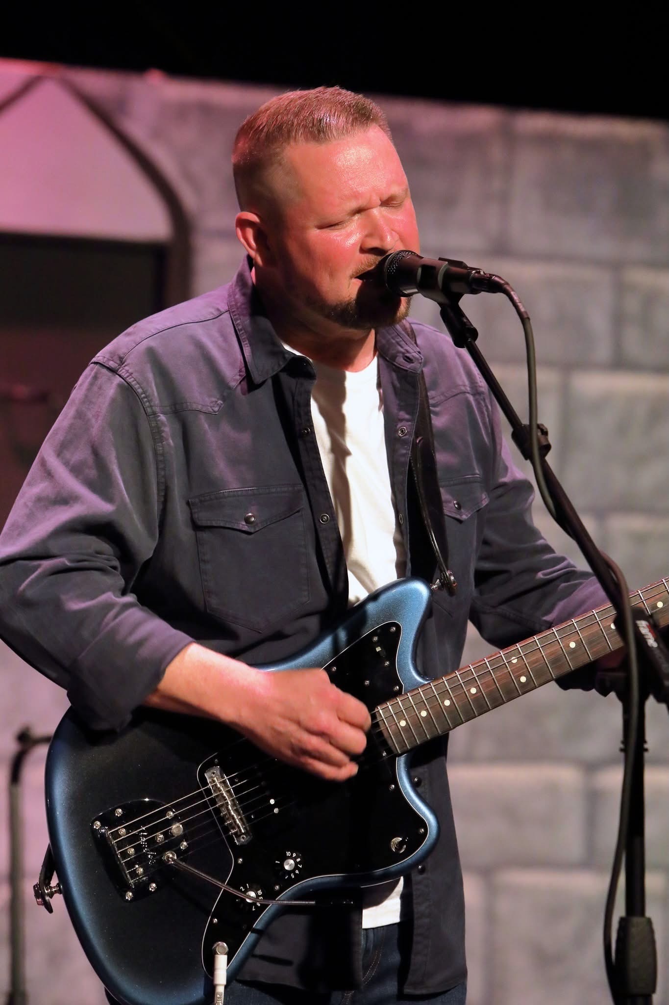 Joe Sims performing